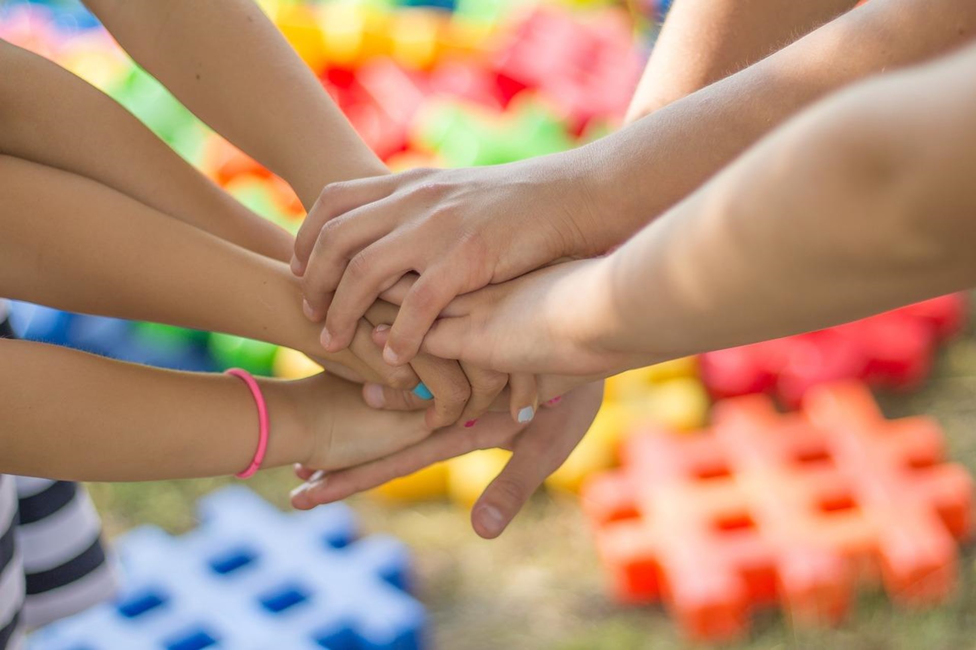 Hände_gemeinsam_Pflegefamilie