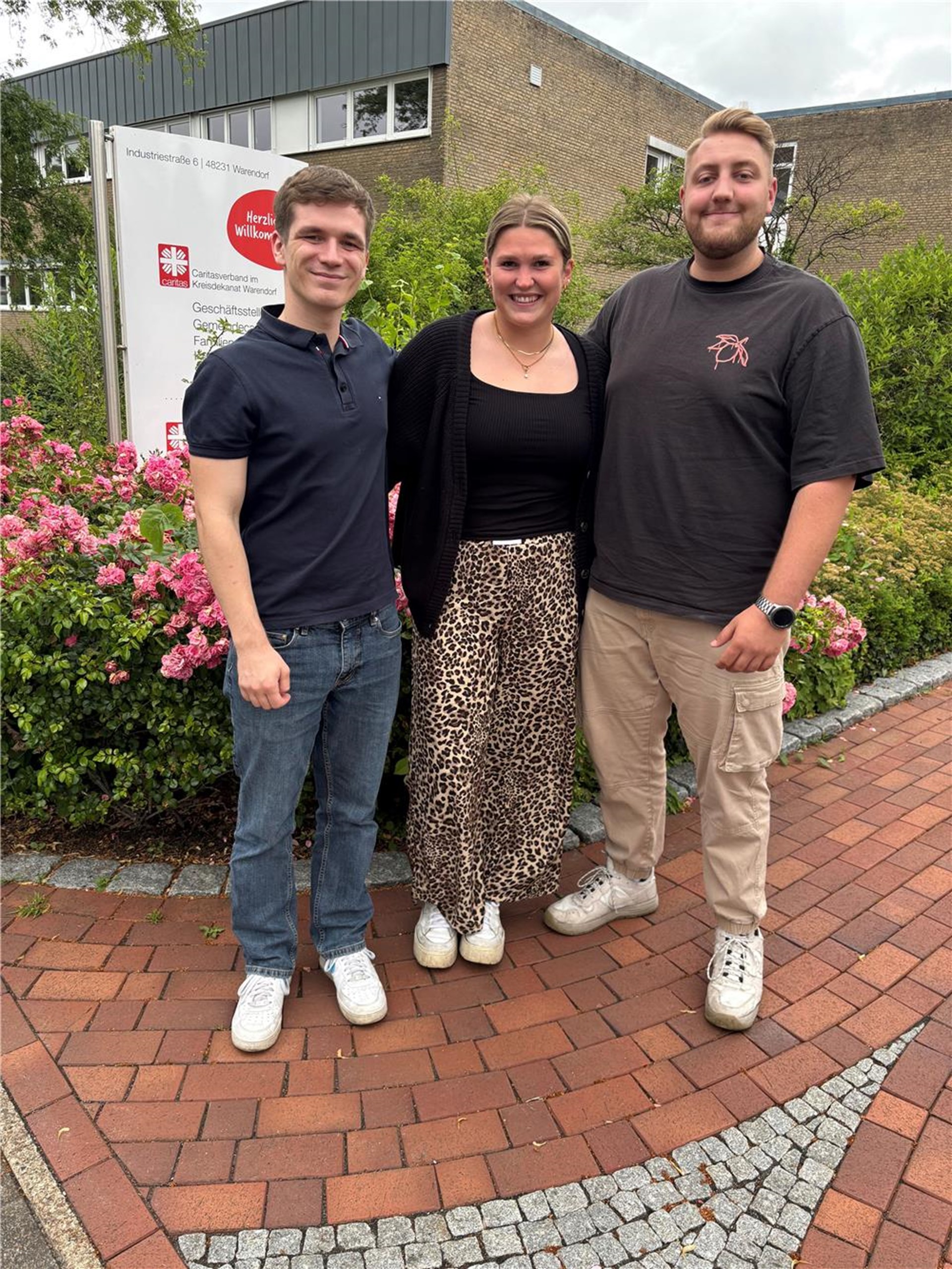 Die drei Mitglieder der JAV stehen vor dem Gebäude der Geschäftsstelle. 