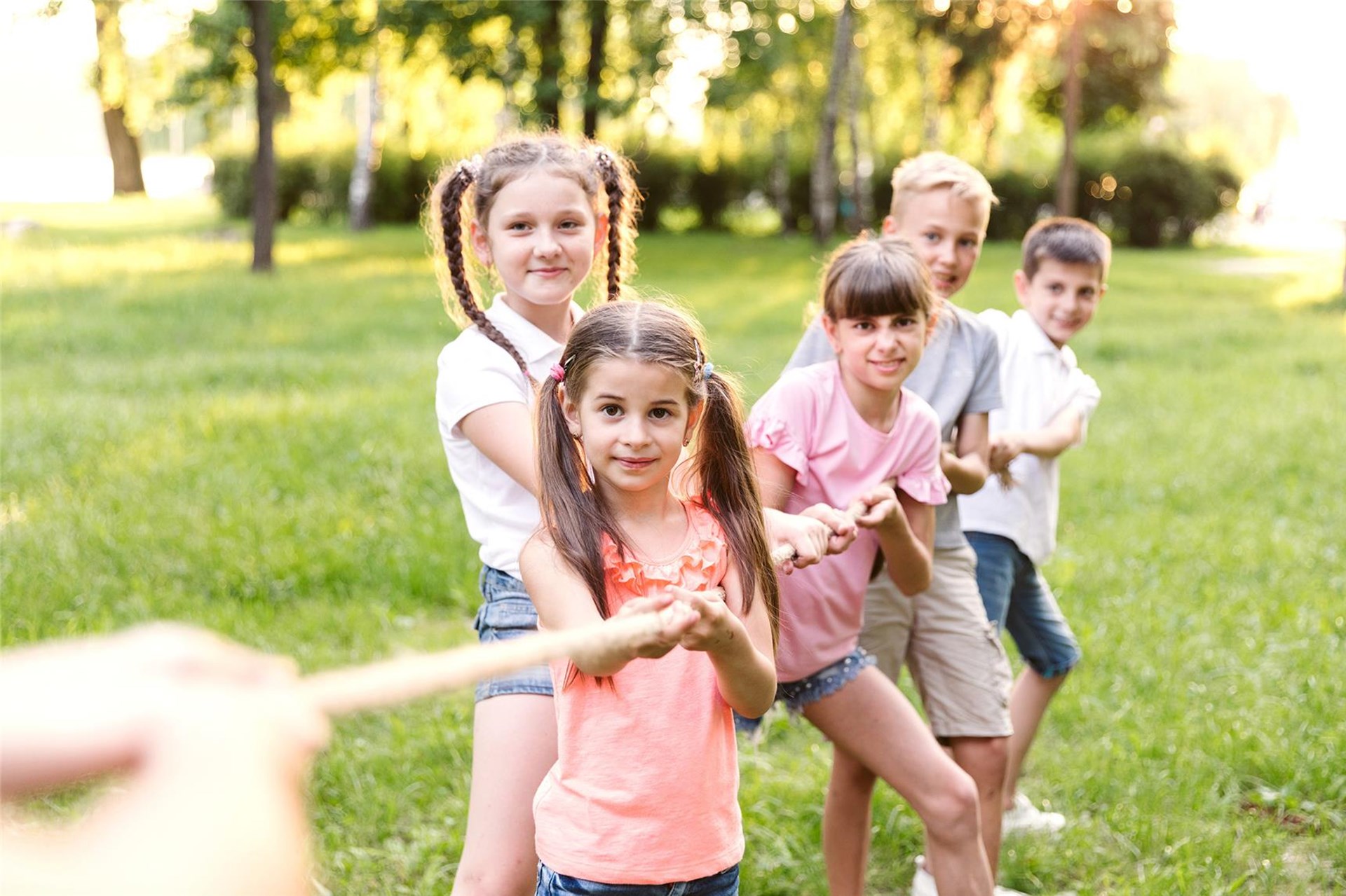 Das Foto zeigt Kinder beim Tauziehen. 