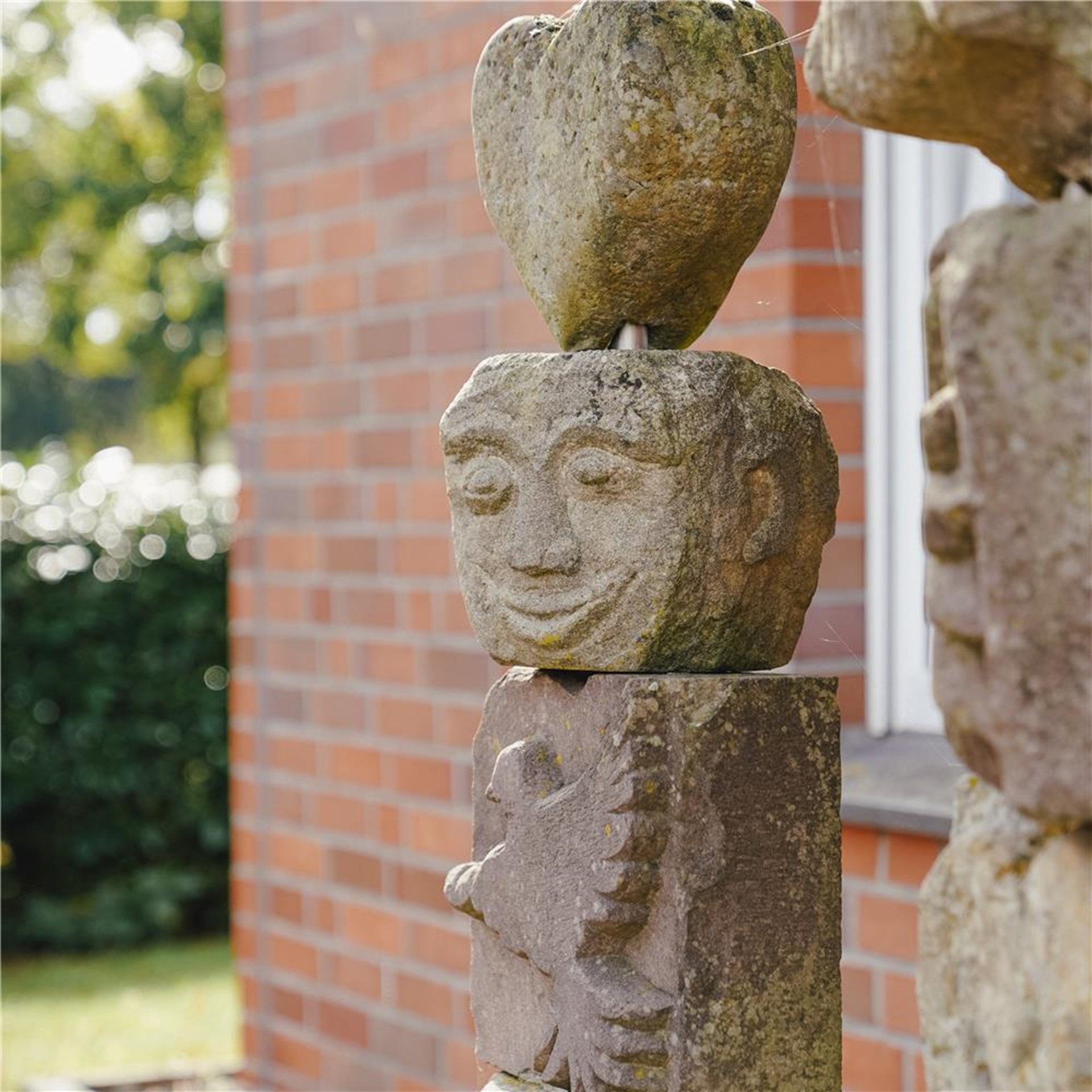 Bilder Haus St. Vitus  - 004 - Steinskulptur Haus St. Vitus_Quadrat