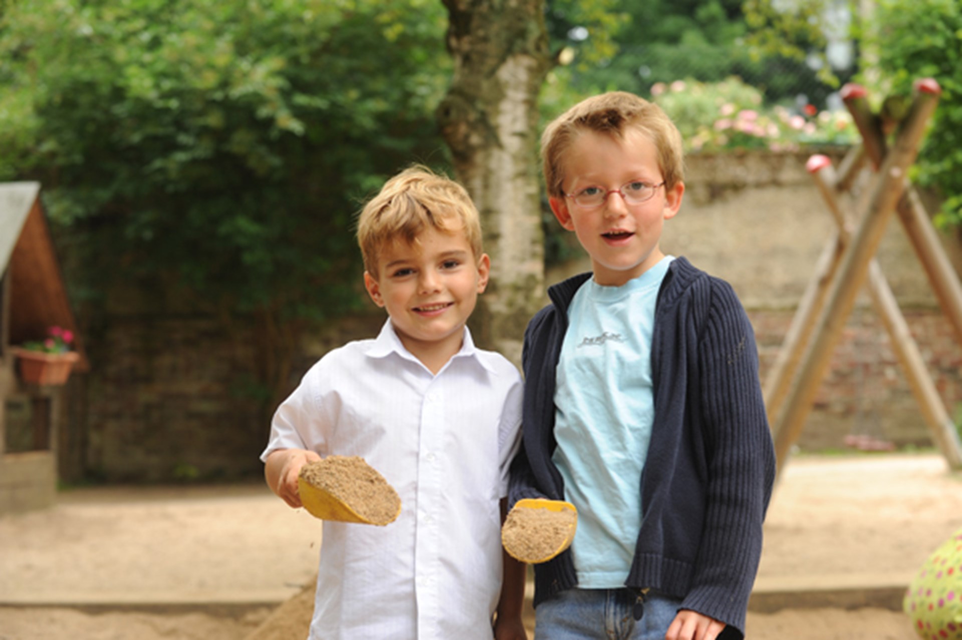 zwei Jungs spielen im Sand