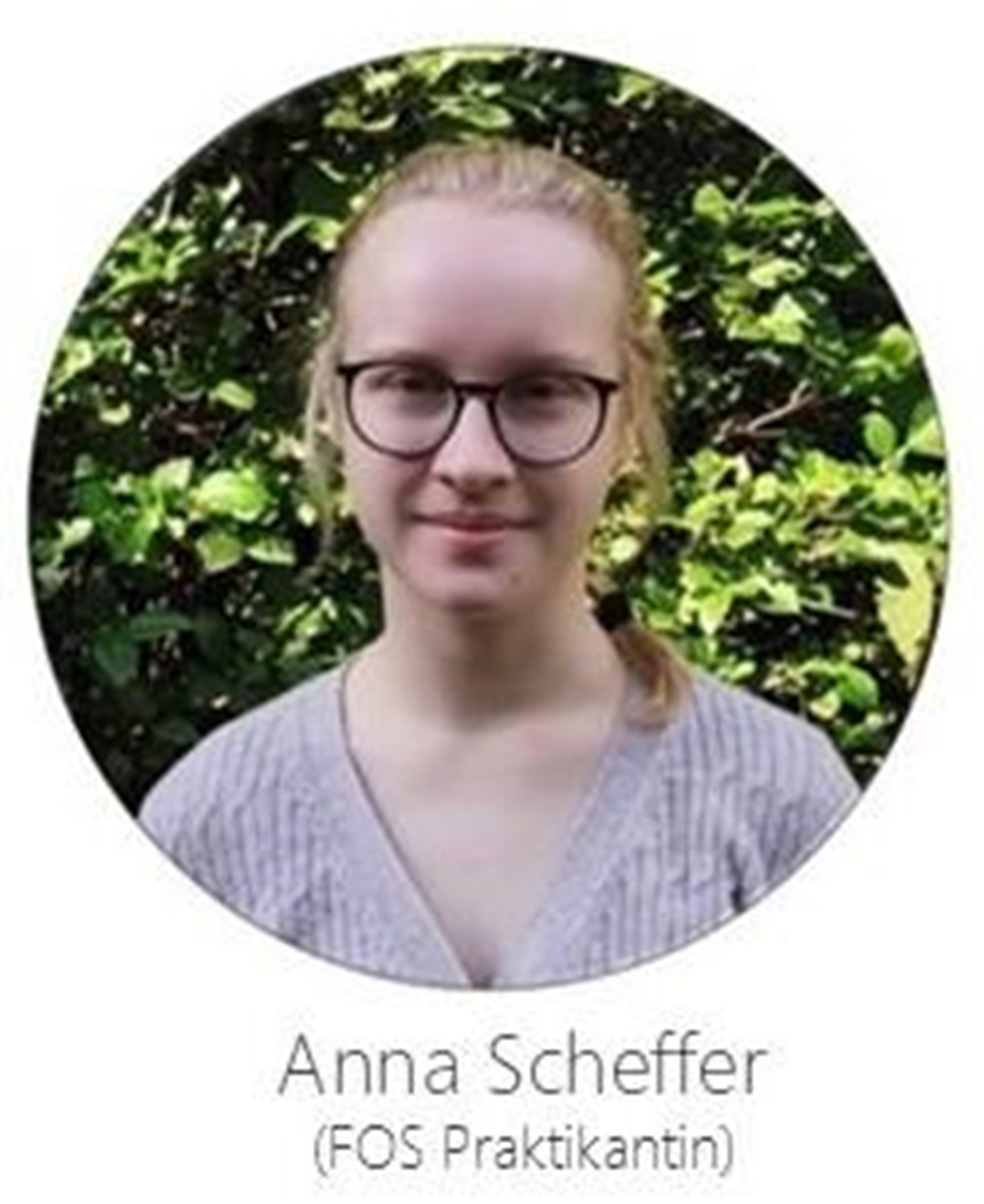Das Portrait einer blonden jungen Frau mit Brille