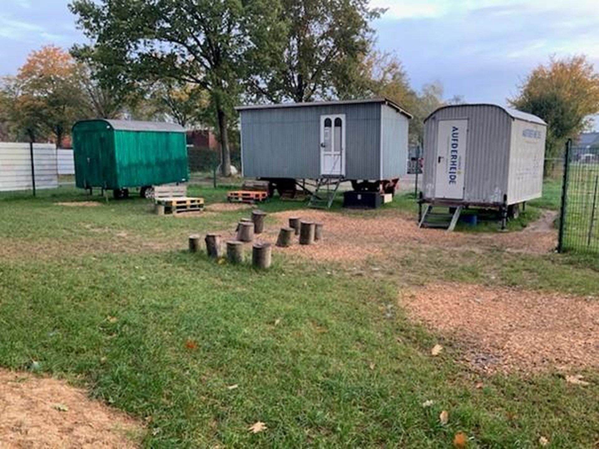 Bauwagen auf einer Wiese