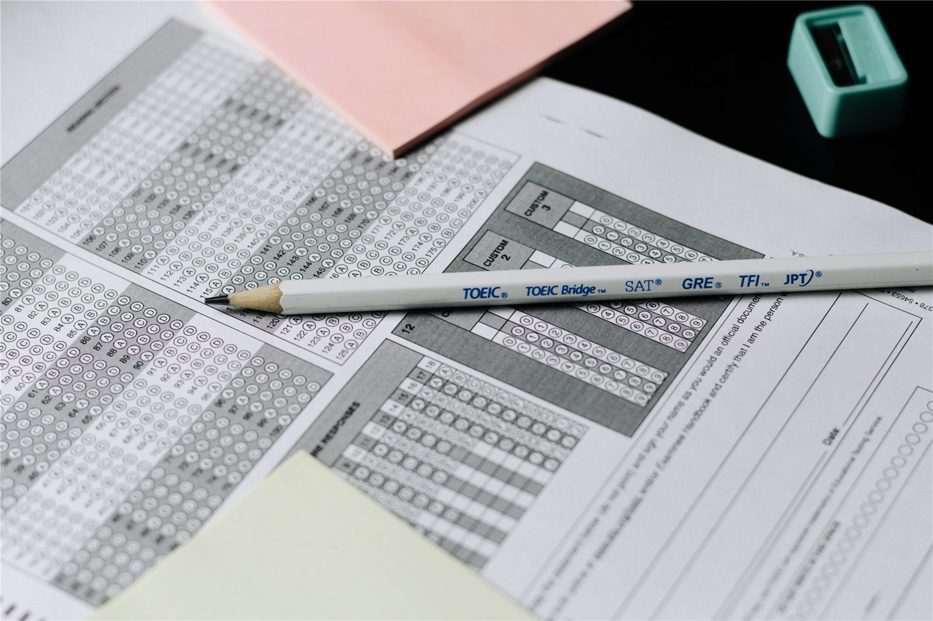 Ein Bleistift liegt auf ausgedruckten Seiten mit einem Test. 