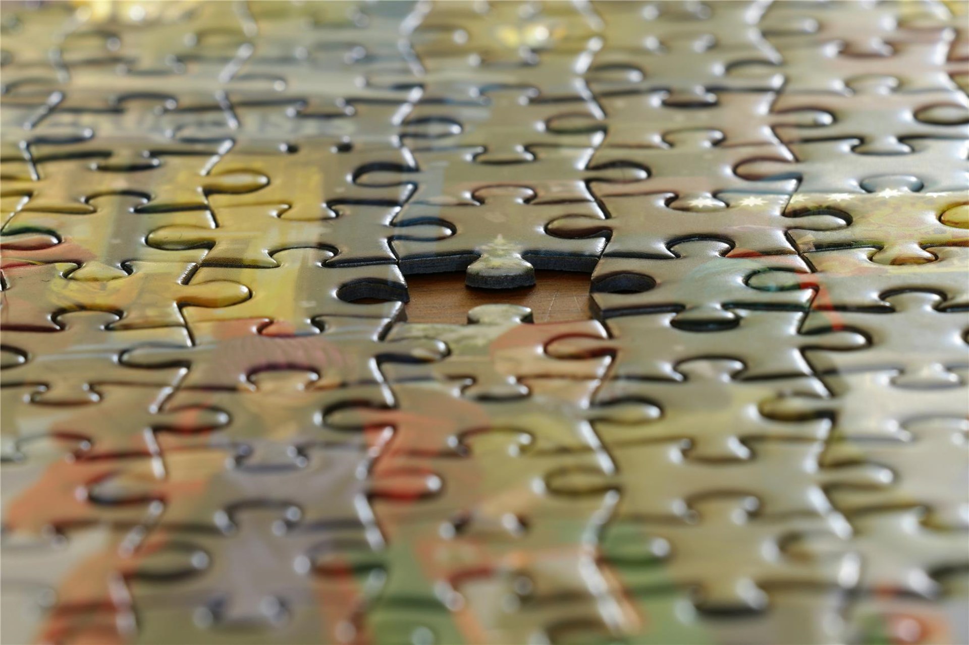 Das Bild zeigt ein Puzzle, in dem ein Teil fehlt