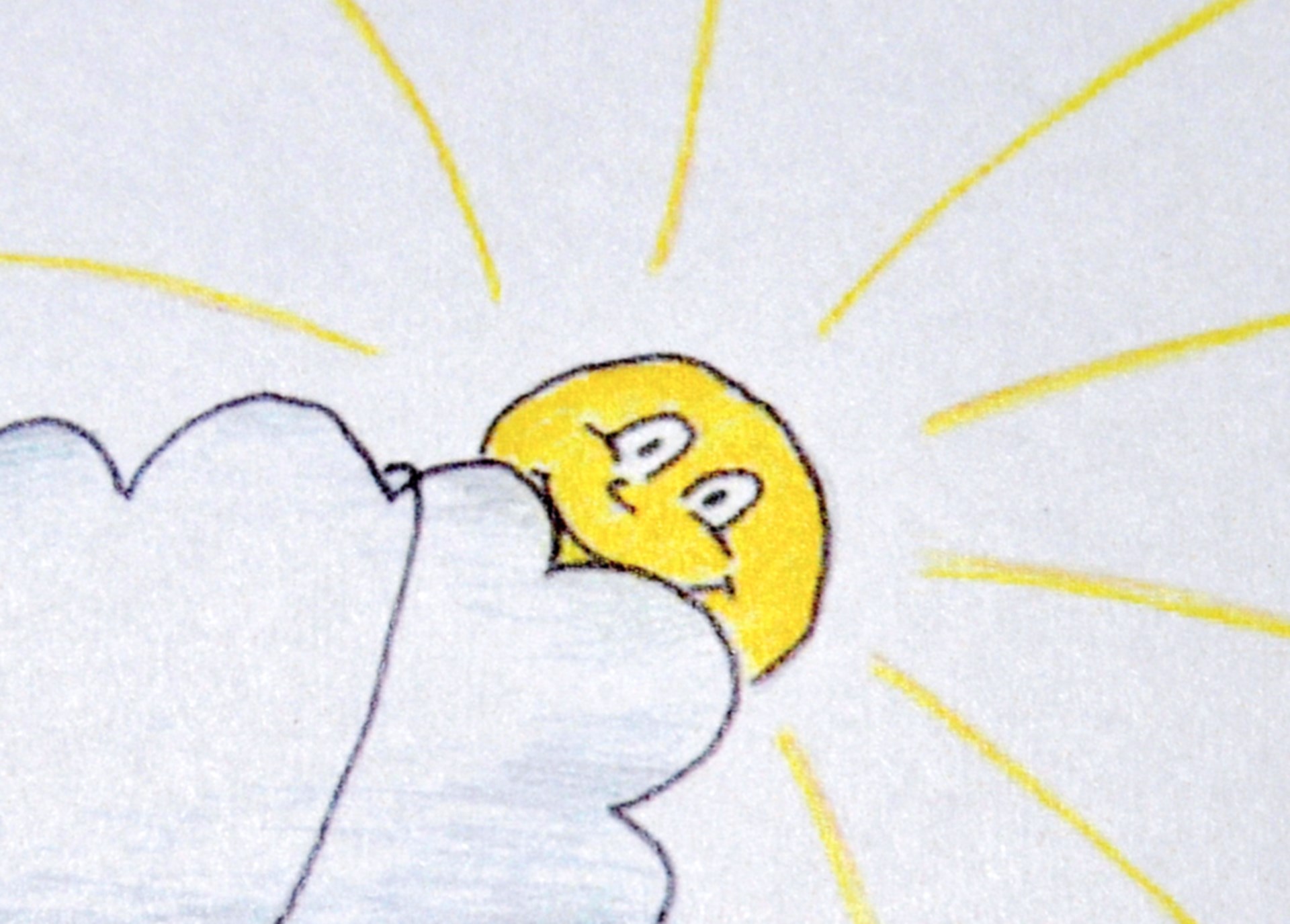 Eine Kinderzeichnung, die eine lachende Sonne zeigt, die hinter einer Wolke hervorkommt. 