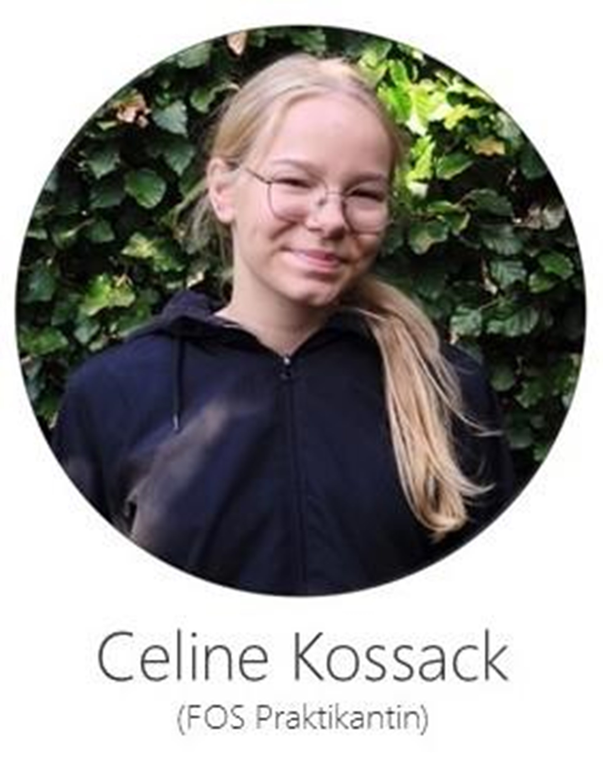 Das Portrait einer blonden jungen Frau mit Brille