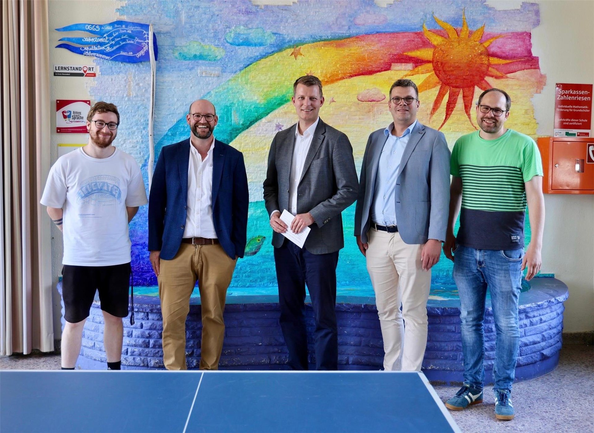 Gruppenbild des FDP-Besuches in der OGS an der Overbergschule Warendorf