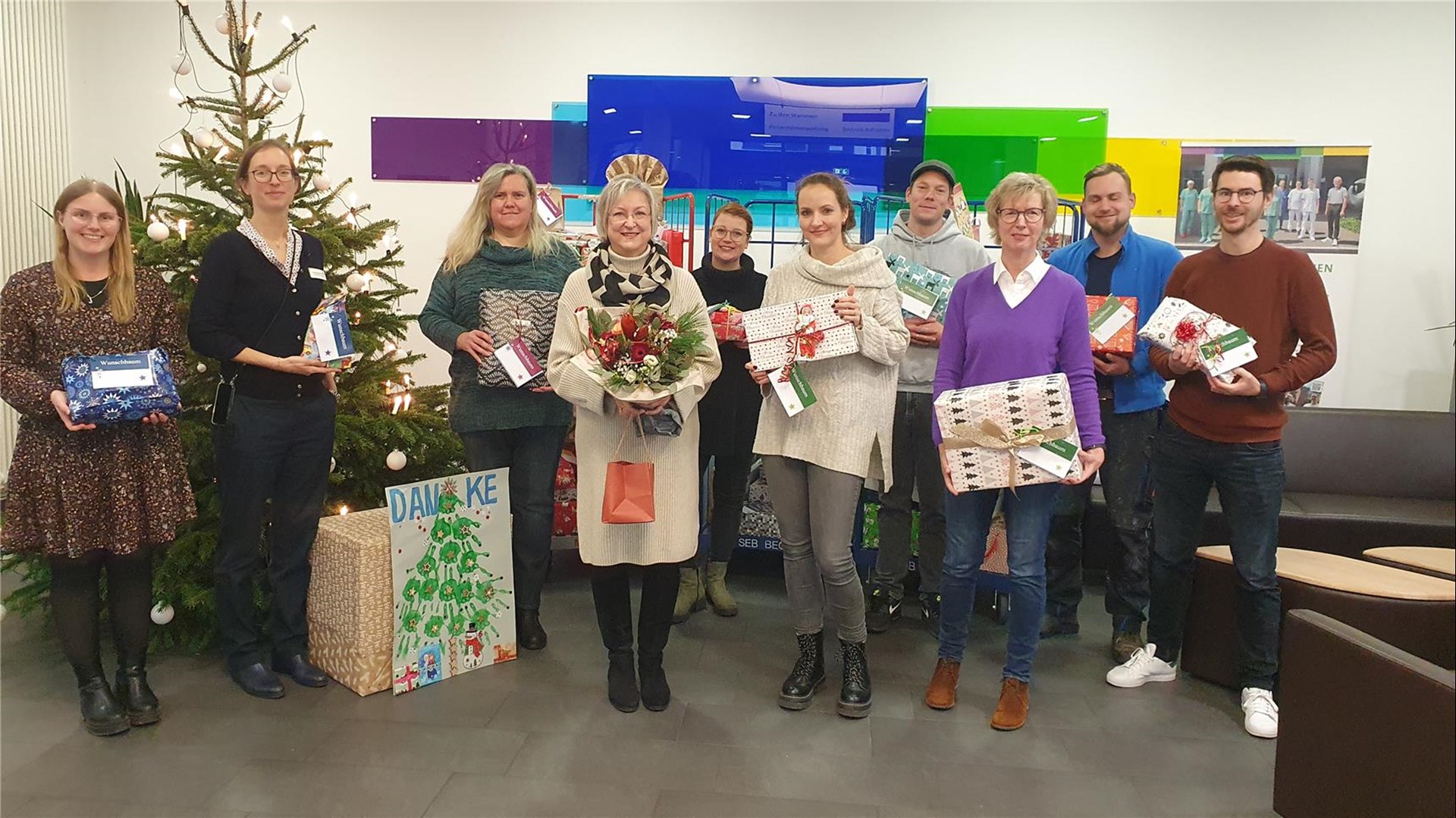 23 12 Übergabe Weihnachtsgeschenke Wunschbaumaktion SEB 2023